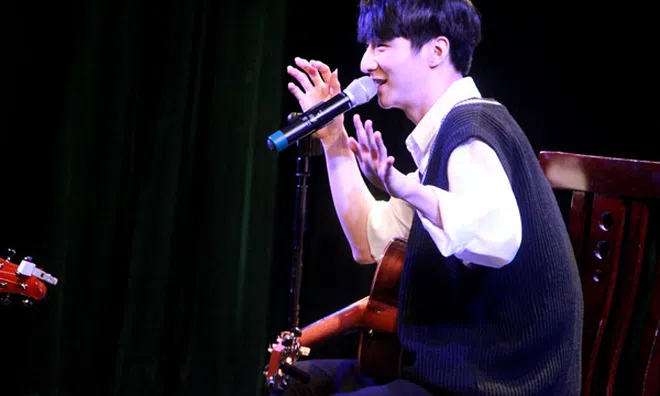 Đôi bàn tay điêu luyện của `thần đồng guitar` Hàn Quốc mê hoặc giới trẻ Hà thành